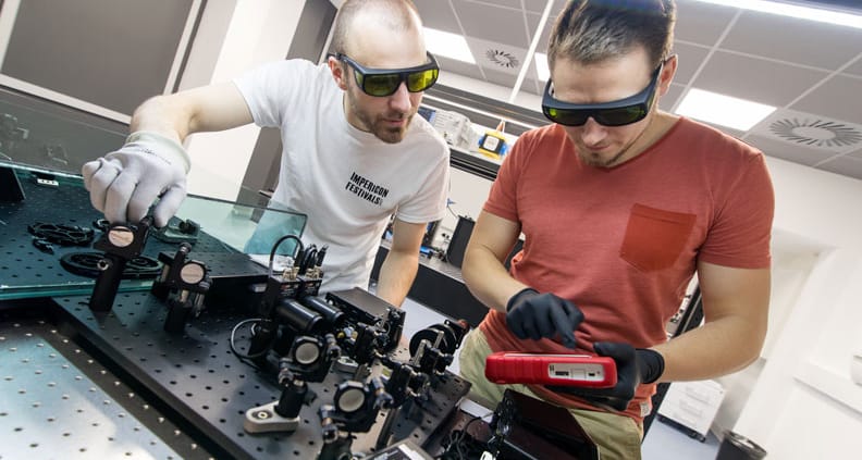 Die Wissenschaftler Marcus Wittig und Florian Rudek arbeiten an einer Lernplattform für die didaktische Aufbereitung eines Ultrakurzpulslasers.