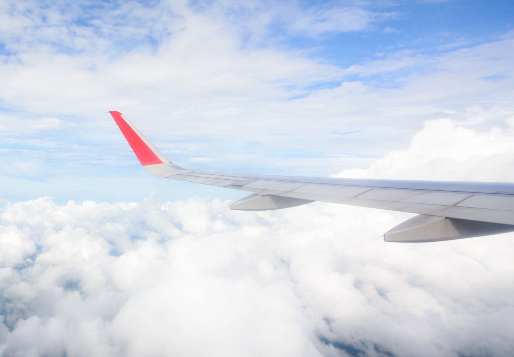 Flugzeugtragflaeche über den Wolken