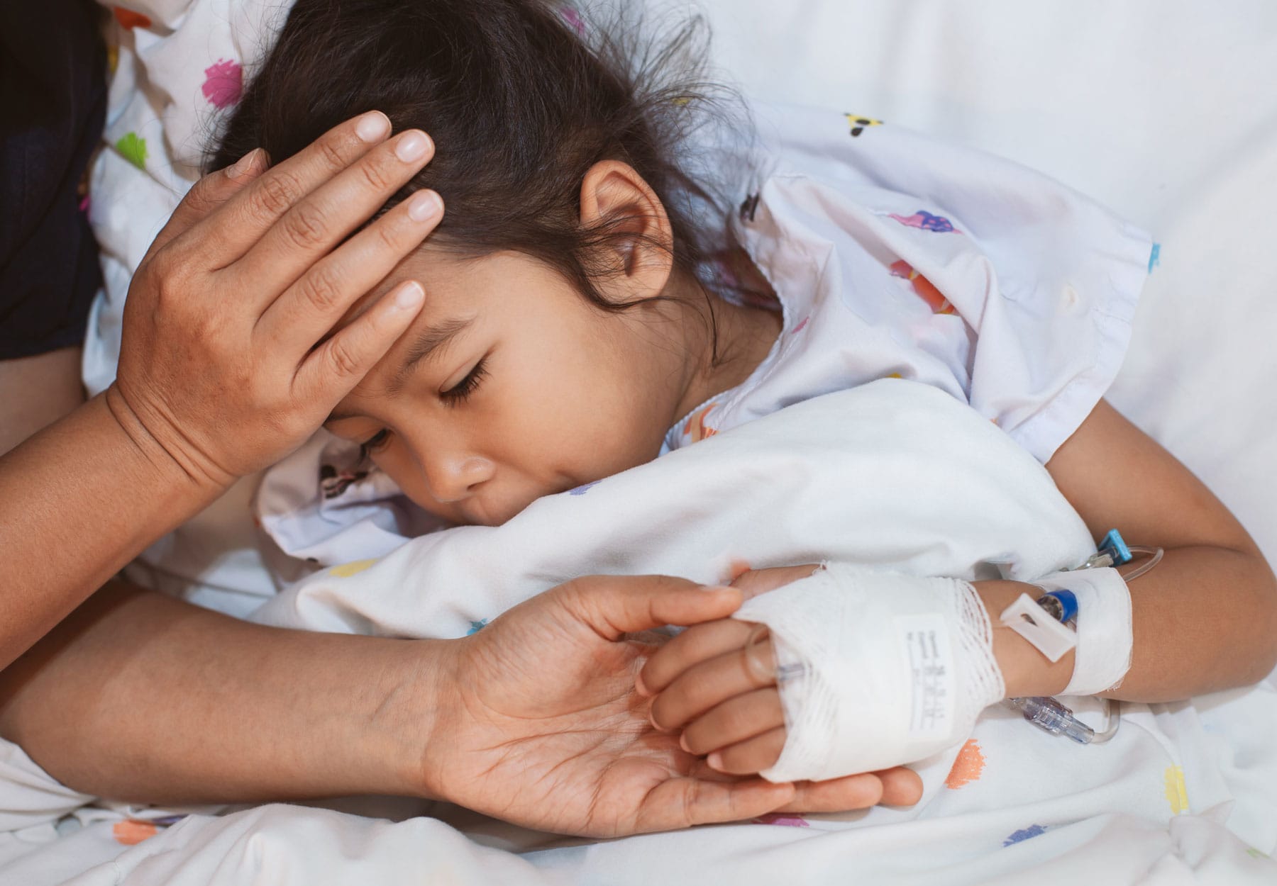 Ein Kind im Krankenhaus wird medizinisch versorgt und bertreut
