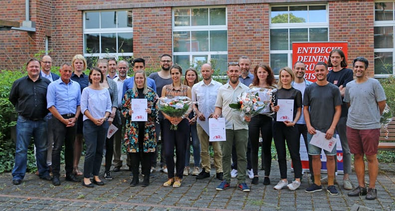 Die Preisträger der FOUND IT Ideencup posieren mit Ihren Urkunden für ein Foto