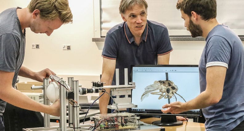 Die Master-Studenten Niklas Haase (li.) und Paul Kalinowski (re.) entwickelten den Insektenscanner im Labor für optische 3D-Messtechnik der Jade Hochschule mit Betreuer Prof. Dr. Thomas Luhmann weiter.