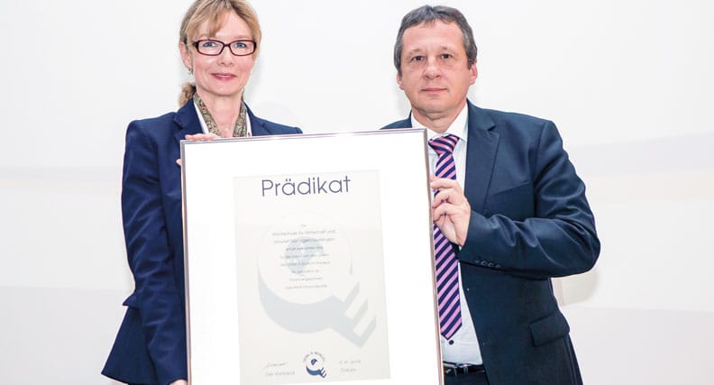Die Gleichstellungsbeauftragte Prof. Dr. Anka Reich und Rektor Prof. Dr. Andreas Frey nahmen die Auszeichnung entgegen.