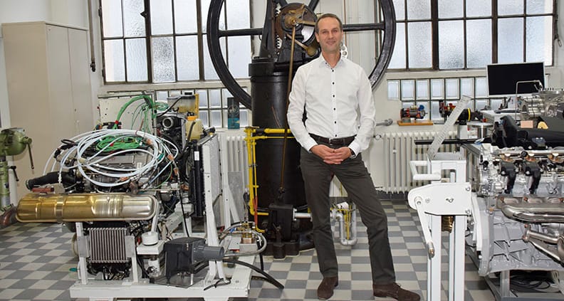 Dr. Andreas Paa im Labor für Verbrennungsmotoren an der Hochschule Esslingen.
