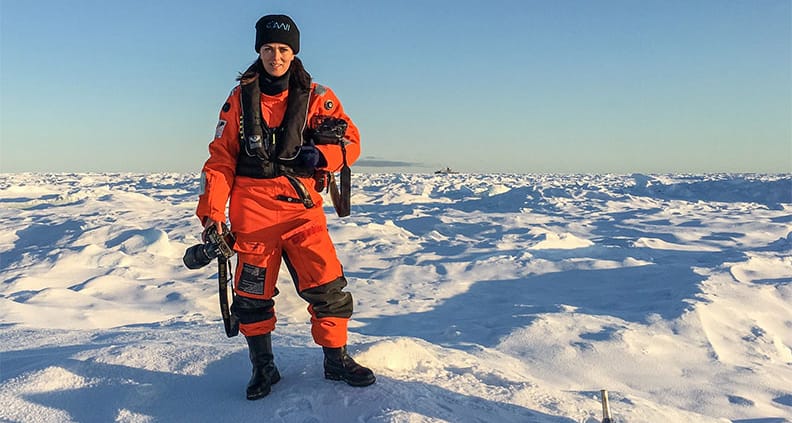 Fotografin und Bildredakteurin Esther Horvath inmitten der Arktis.