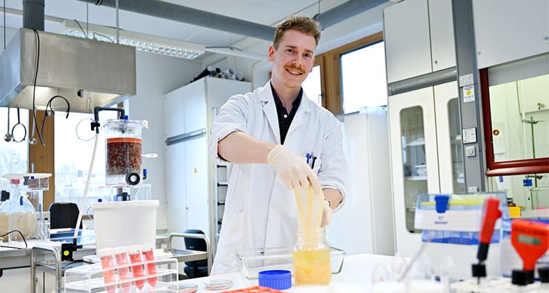 Student Benedikt Hofmann stellt im Labor des Fachbereichs Oecotrophologie ein Extrakt und ein Fermentationsprodukt aus Apfeltrester her.