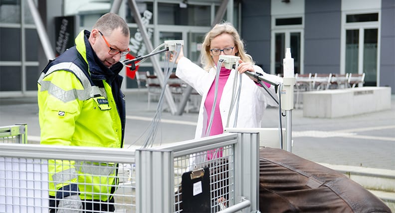 Prof. Dr. Karin Mittmann hilft beim Einladen der EKG-Geräte auf dem Steinfurter Campus.