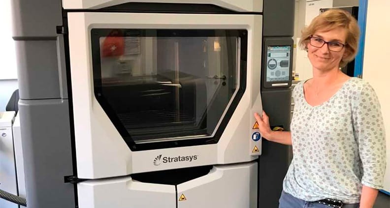 Dr. Babette Götzendorfer vor einem 3D-Industriedrucker am Technologietransferzentrum ZeWiS der Technischen Hochschule am Standort Obernburg.