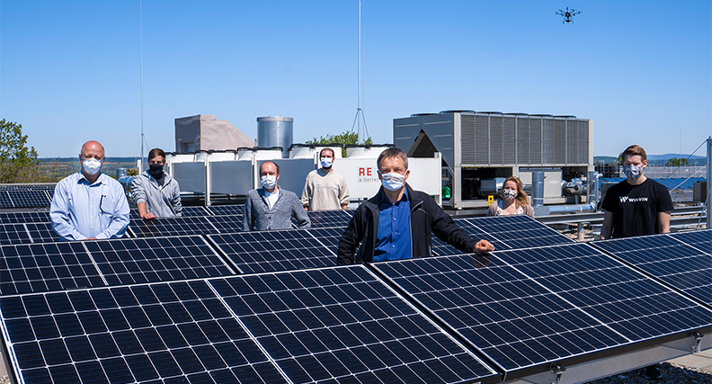 Die Hochschule Coburg hat eine neue Photovoltaik-Anlage, die von Studierenden der Elektrotechnik zu Forschungszwecken genutzt wird.