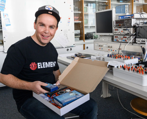 Experimente to go: Studierendenvertreter Michael Fröhlich schaut die tragbare Experimentierplattform für Elektrotechniker an.
