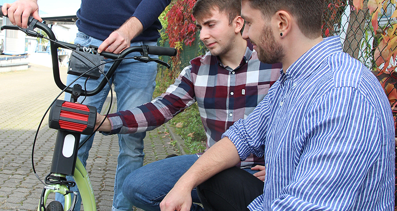 Die Friedberger Masterstudenten Dominik Preußner, Zuhret Bajrami und Julien Ulm (von links) rüsten einen Tretroller nach.