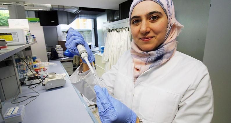 Marwa Malhis bei der Arbeit im Bioanalytik-Labor der Hochschule Coburg.