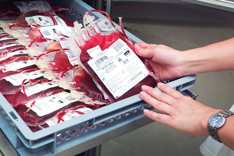 Viele Blutspendekonserven müssen weggeschmissen werden, weil sie nicht lange genug aufbewahrt werden können oder nicht gut genug zum Empfänger passen.