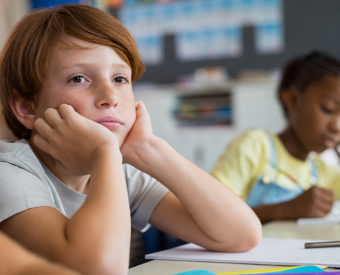 Weit verbreitet bei Kindern im Grundschulalter: chronische Mittelohr-Schwerhörigkeit.