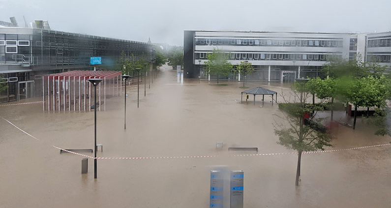 Blick Richtung Haupteingang von dem verglasten Übergang auf den überfluteten Campus in Rheinbach.