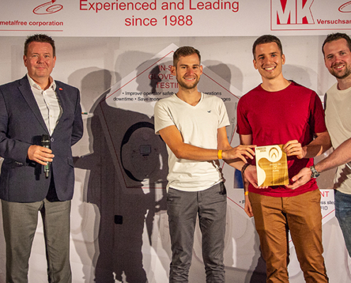 Den Hauptpreis des THM-Ideeco erhalten (v.r.) Joshua Prim, Sebastian Wegener und Nils Gumpfer von CardioIQ aus den Händen von Markus Mietchen, der die Sparkasse Oberhessen als Hauptsponsor vertritt.