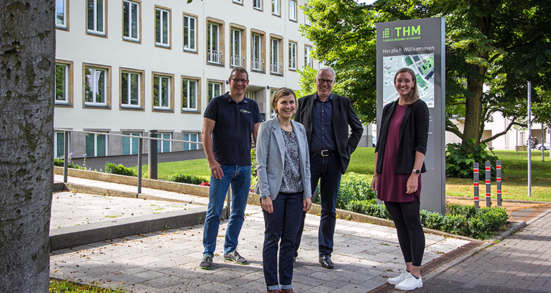 Das Team Nachhaltigkeitsmanagement der THM bilden (v.l.) Prof. Holger Rohn, Juliane Wegner, Prof. Dirk Metzger als verantwortliches Präsidiumsmitglied und Larissa Katzmann.