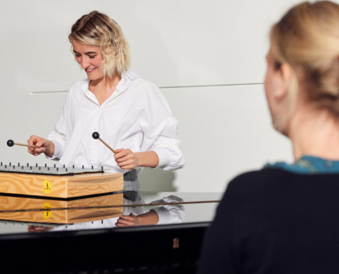 Seit dem Sommersemester 2019 bietet Prof. Dr. Juliane Gerland den Qualifizierungsbereich „Musikalische Bildung“ für Bachelorstudierende am Fachbereich Sozialwesen der FH Bielefeld an.