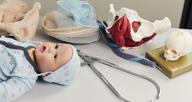 Babypuppen, Modelle von Becken und Plazentas, Säuglingsausstattung – die innovativen Lernräume für den neuen Hebammenstudiengang an der FH Bielefeld füllen sich.