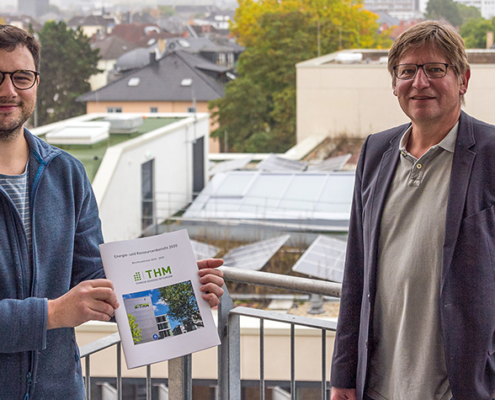 Der von Erik Greß (l.) und Dr. Jochen Stengel vorgestellte Energie- und Ressourcenbericht der THM zeigt bei einer positiven Entwicklung weitere Einsparpotenziale auf.