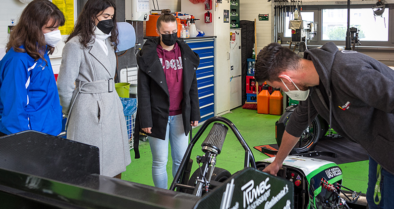 Den „Blick unter die Motorhaube“ eines naturwissenschaftlich-technischen Studiums an der THM erhalten in den nächsten sechs Monaten die Teilnehmerinnen des Hessen Technikums.