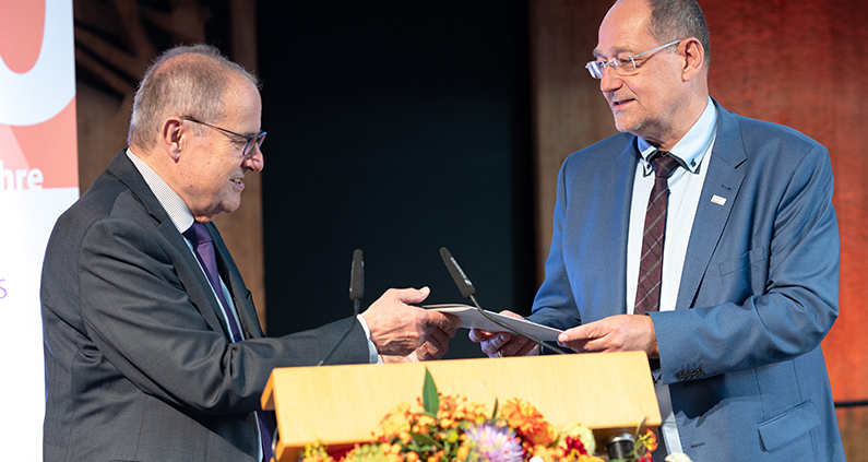 Für seine herausragenden Verdienste um die TH Köln verlieh Präsident Prof. Dr. Stefan Herzig (rechts) dem Alt-Präsidenten Prof. Dr. Joachim Metzner die Ehrensenatorenwürde der Hochschule.