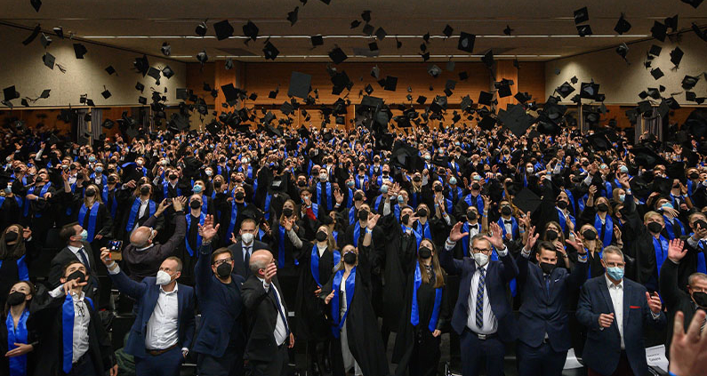Hoch die Hüte! Die Absolventinnen und Absolventen der Hochschule Aalen bei der Feier ihres Abschlusses 2021.