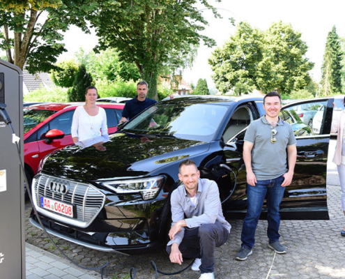 Die Bürgermeisterin Anja Schmidt–Wagemann zusammen mit dem Team der Hochschule Aalen am Forschungsfahrzeug Audi e-tron.